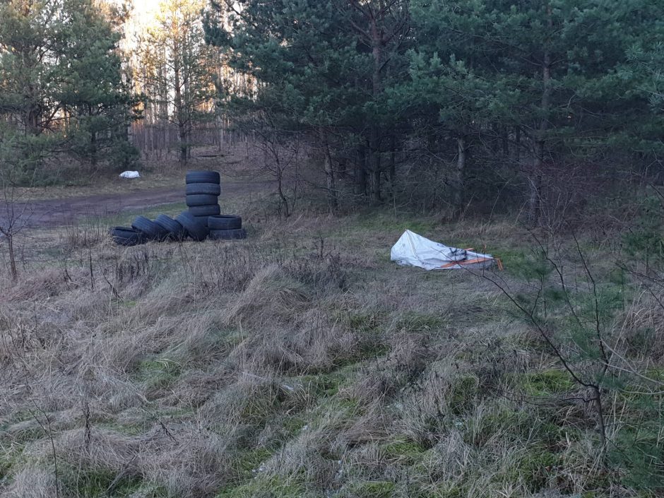 Kairių miške – sąvartynas: teršėjai krauna padangų bokštus, palieka šiukšles