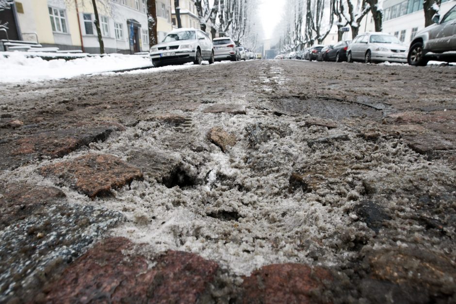 Klaipėdos centre – dviejų padangų vertės duobė