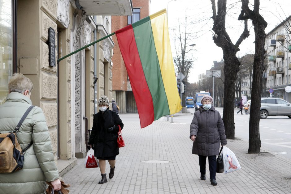 Klaipėdoje – nauja tradicija: jau kelias dienas prieš šventę mieste iškabinėjamos trispalvės