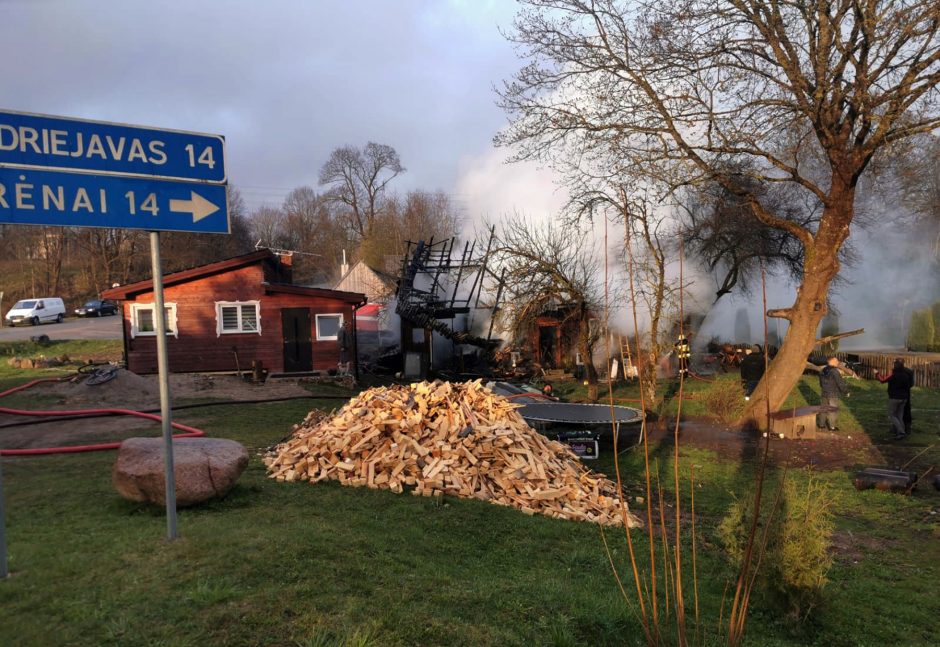 Liepsnose pražuvo veiviržėniškių sodyba: senolė ir sūnus liko be namų