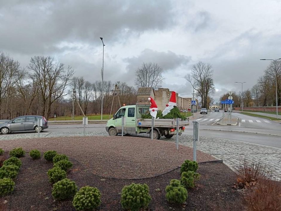 Kretinga šventėms puošiasi rikiuodama nykštukus