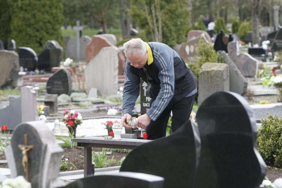 Prieš Motinos dieną klaipėdiečiai skuba tvarkyti kapų