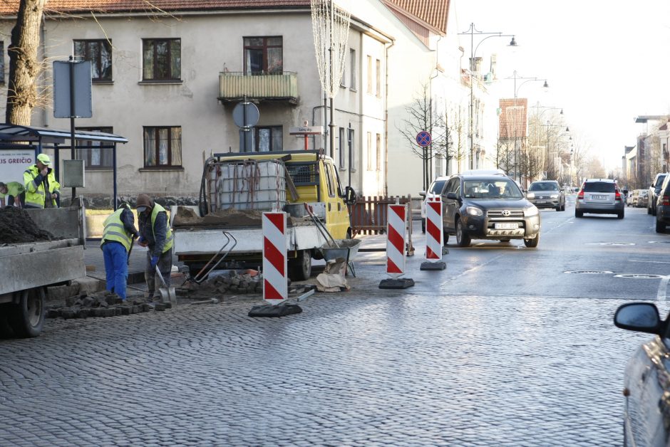 Gyventojų skundai išgirsti – tvarkomas Liepų gatvės grindinys