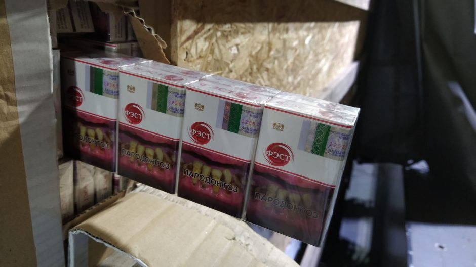 Stiklo vatos krovinyje muitininkai rado beveik 1,7 mln. eurų vertės cigarečių kontrabandą