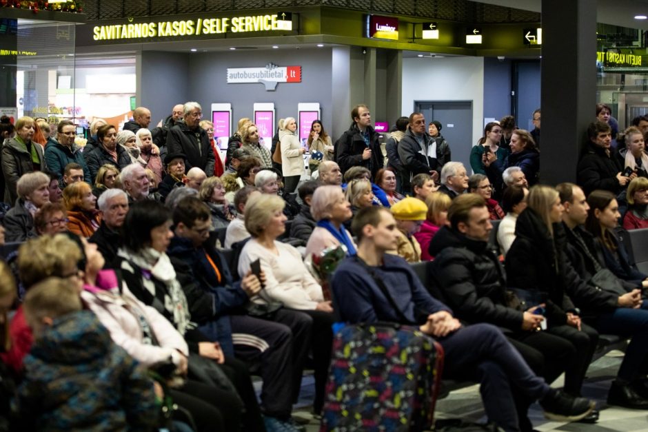 Kauno autobusų stotyje skambėjo kalėdinės dainos