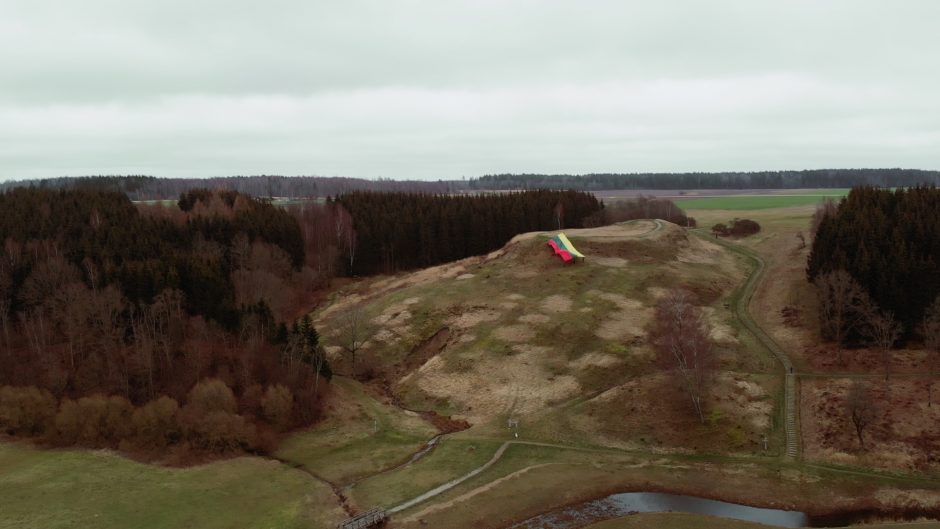 Įspūdingas sveikinimas Lietuvai: prie filmavimo prisidėjo 700 žemaičių