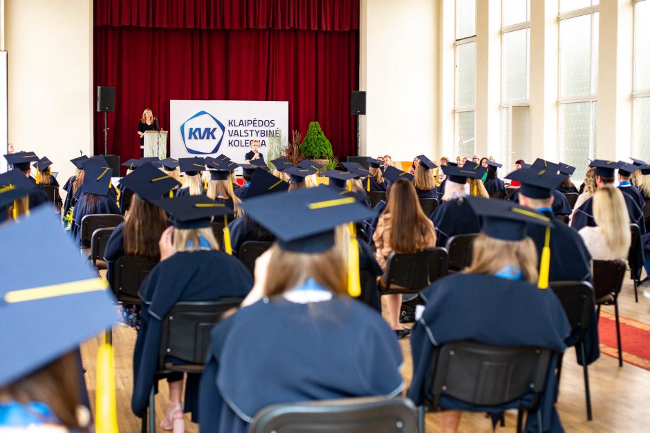 Klaipėdos valstybinės kolegijos absolventams – profesinio bakalauro diplomai