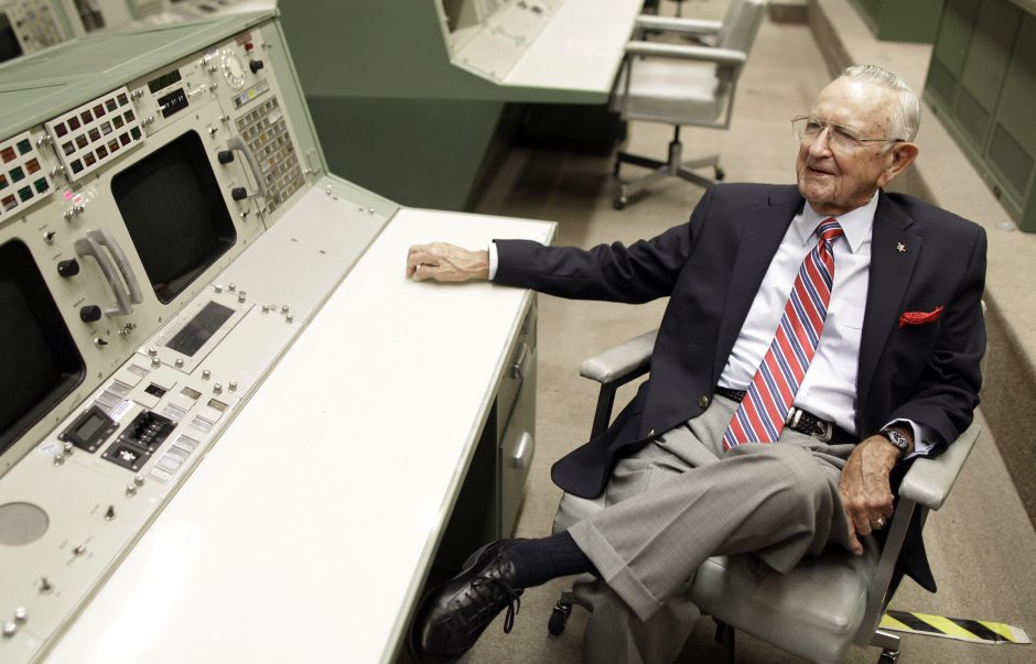 Mirė buvęs NASA skrydžių direktorius Ch. Kraftas