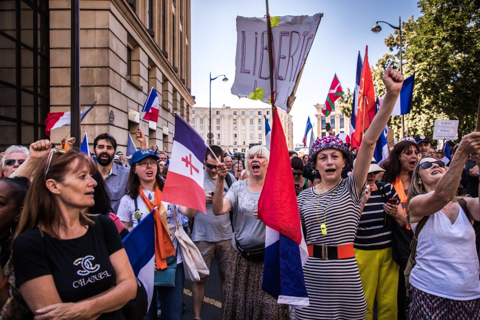 Prancūzijoje tęsiasi demonstracijos prieš COVID-19 apribojimus