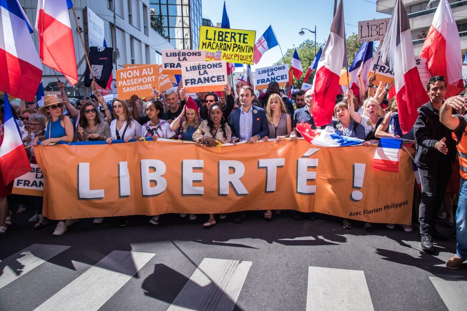 Prancūzijoje tęsiasi demonstracijos prieš COVID-19 apribojimus