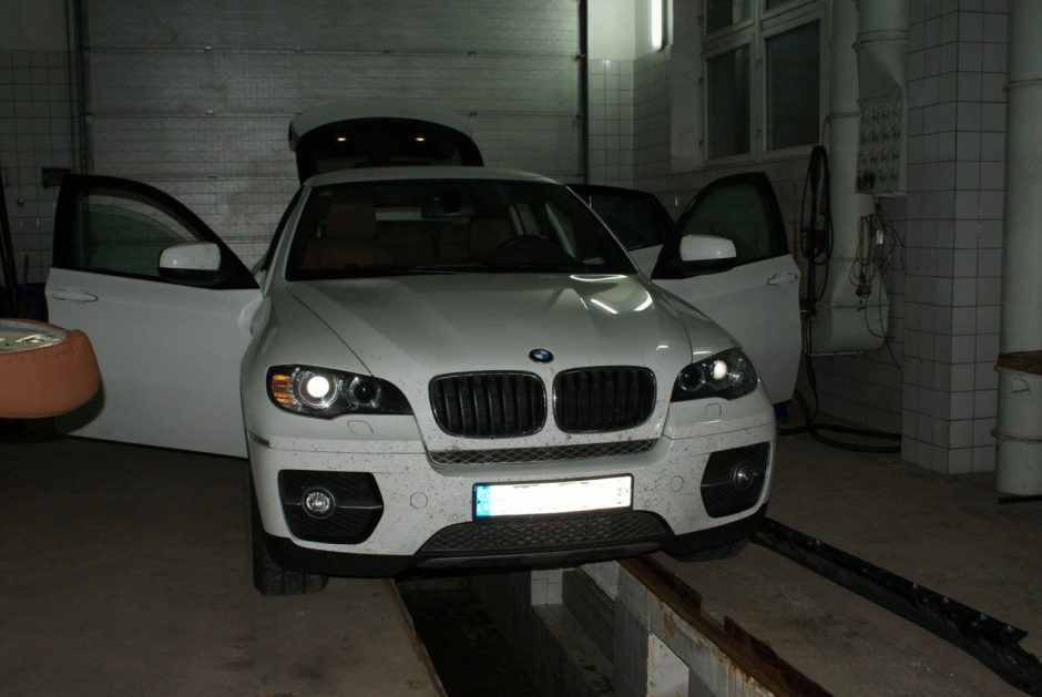 Klaipėdoje siautėja ilgapirščiai: pavogė brangią „BMW X6“ detalę