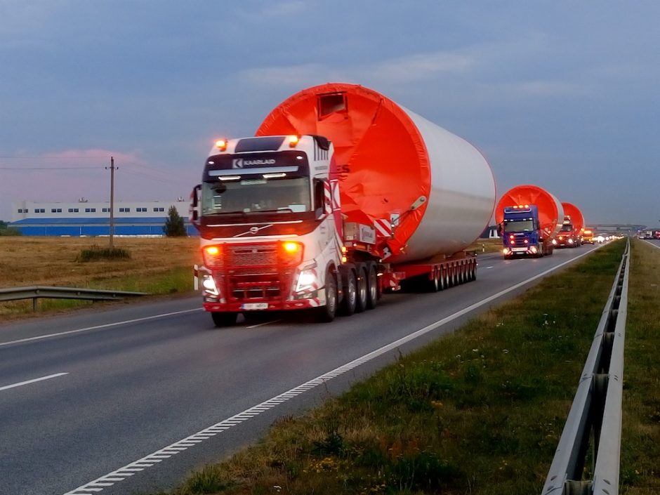 Pajūrio keliuose laukė kliuviniai: eismas sustojo ne tik dėl dviejų vilkikų avarijų