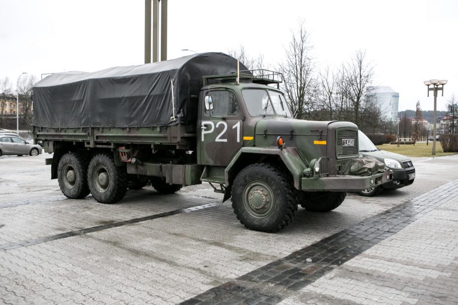 Panevėžyje BMW rėžėsi į kariuomenės sunkvežimį: sužalota automobilio keleivė
