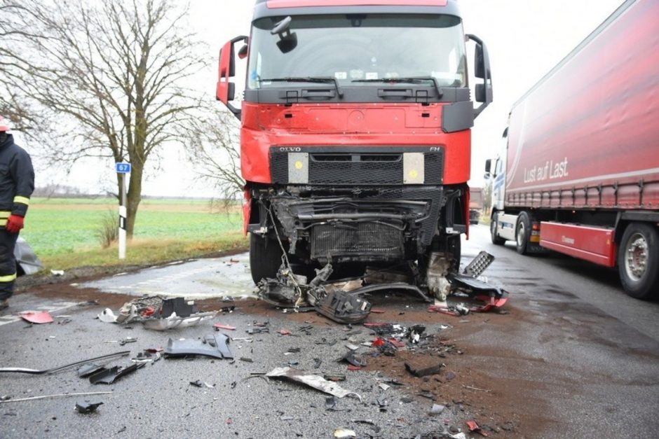 Netoli Panevėžio susidūrė du vilkikai ir „Mercedes-Benz“ automobilis: nukentėjo žmogus