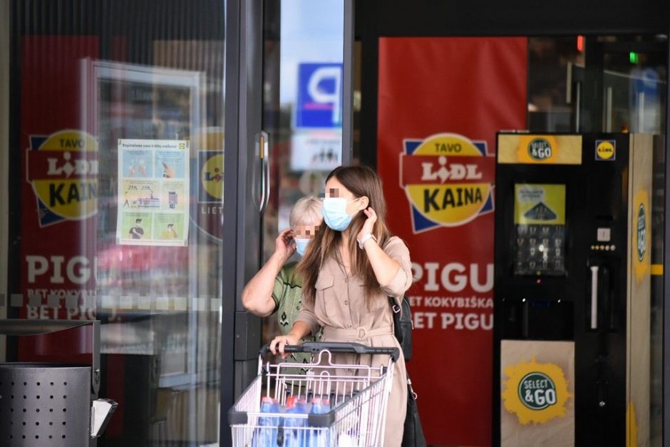 Pažeidėjų šalyje daugėja: už kaukių nedėvėjimą nubausti septyni žmonės