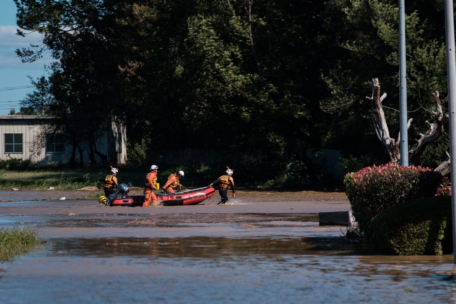 Skaičiuojamos didžiausio per dešimtmetį taifūno Japonijoje aukos: žuvo 19 žmonių