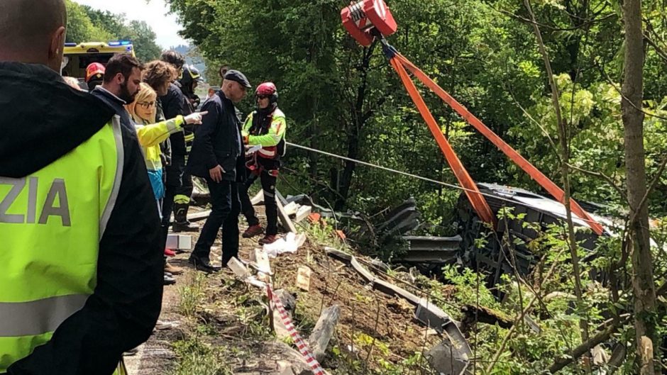 Toskanoje apvirtus turistų autobusui žuvo vienas žmogus