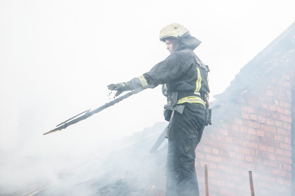 Ugniagesiai sukelti ant kojų: Vilniuje pranešta apie atvira liepsna degantį namą