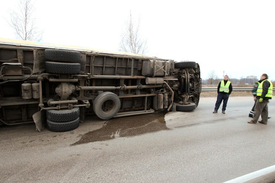 Biržų rajone apvirto vilkikas: buvo prispaustas vairuotojas