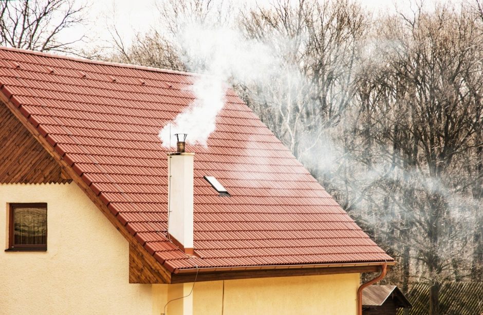 Su dūmais – pavojingi teršalai: klaipėdiečiai skundžiasi į namus besiveržiančia smarve