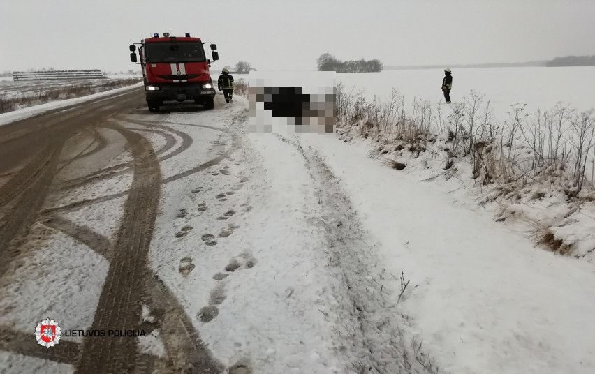 Plungės rajone nuo kelio nuvažiavo maršrutinis autobusas su keleiviais: vairuotojas – girtas