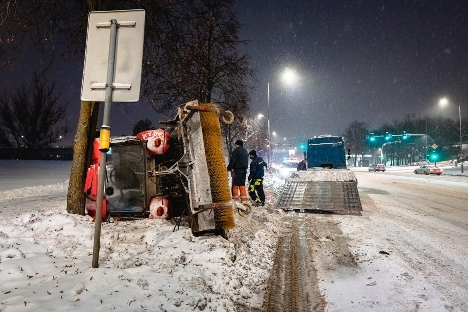 Slidi kelio danga kiša koją: Jonavos gatvėje apvirto „Autokaustos“ technika