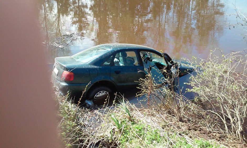 Vilniaus rajone sunkiai apgirtusio vyro vairuojamas automobilis įvažiavo į tvenkinį