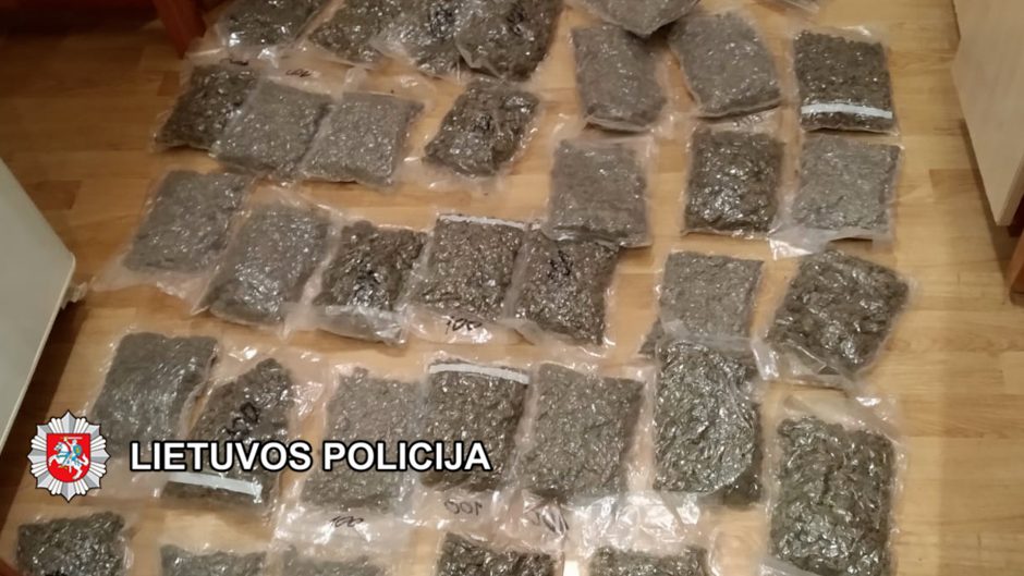 Realizavę ilgalaikį tyrimą Klaipėdos kriminalistai aptiko 10 kg kanapių ir 2 kg kokaino