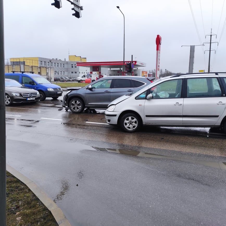 Fiksuoja skaitytojai: Pramonės prospekte – dvi avarijos, apgadinti keturi automobiliai