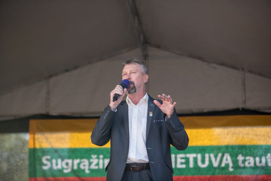Vilniuje – tūkstantinis protestas: su plakatais „Ne gyvulių pasui“ ir „Dž. Sorošą lauk iš Lietuvos“