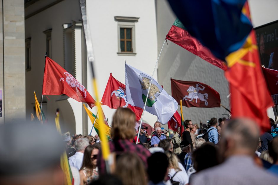 Vilniuje – tūkstantinis protestas: su plakatais „Ne gyvulių pasui“ ir „Dž. Sorošą lauk iš Lietuvos“