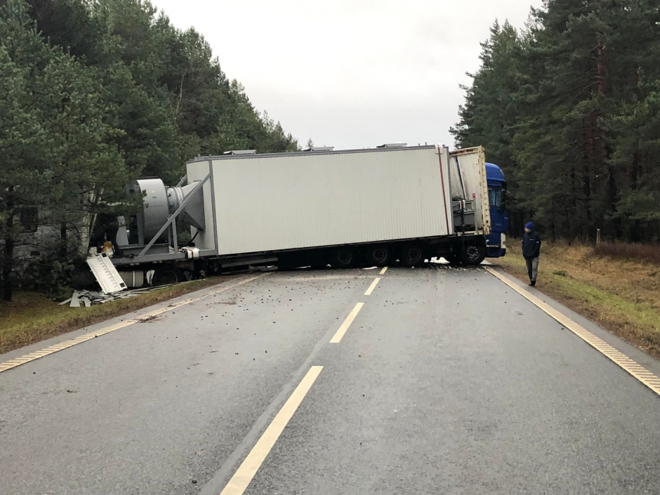 Rytą vairuotojai leido spūstyje: dėl avarijos buvo paralyžiuotas eismas pasienyje su Latvija