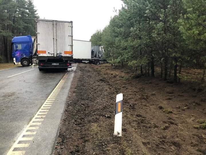 Rytą vairuotojai leido spūstyje: dėl avarijos buvo paralyžiuotas eismas pasienyje su Latvija