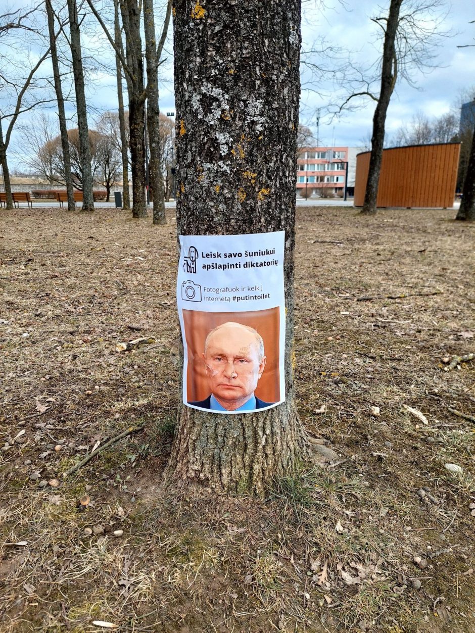 Kaune – iškalbingi plakatai: „Leisk savo šuniukui apšlapinti diktatorių“