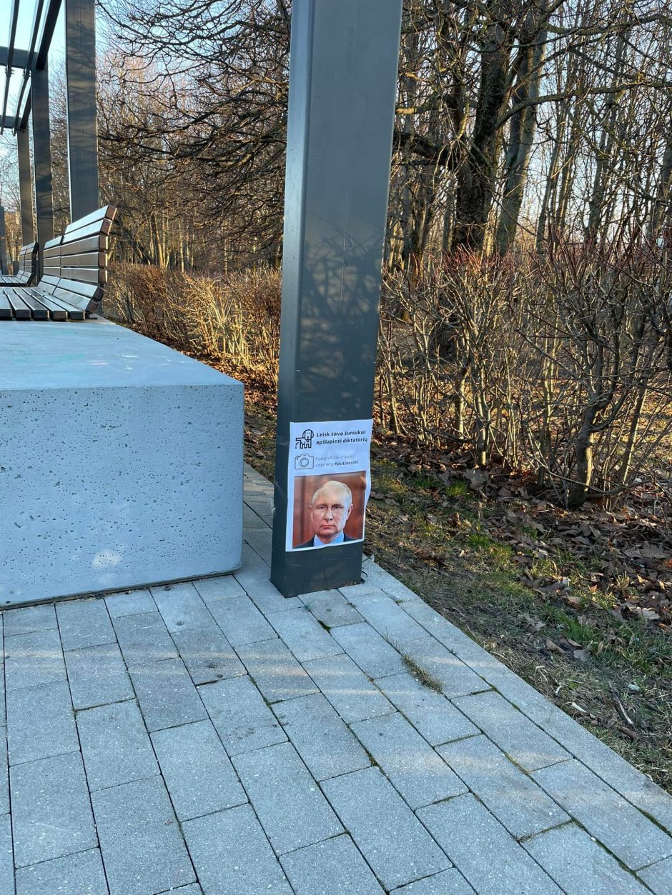 Kaune – iškalbingi plakatai: „Leisk savo šuniukui apšlapinti diktatorių“