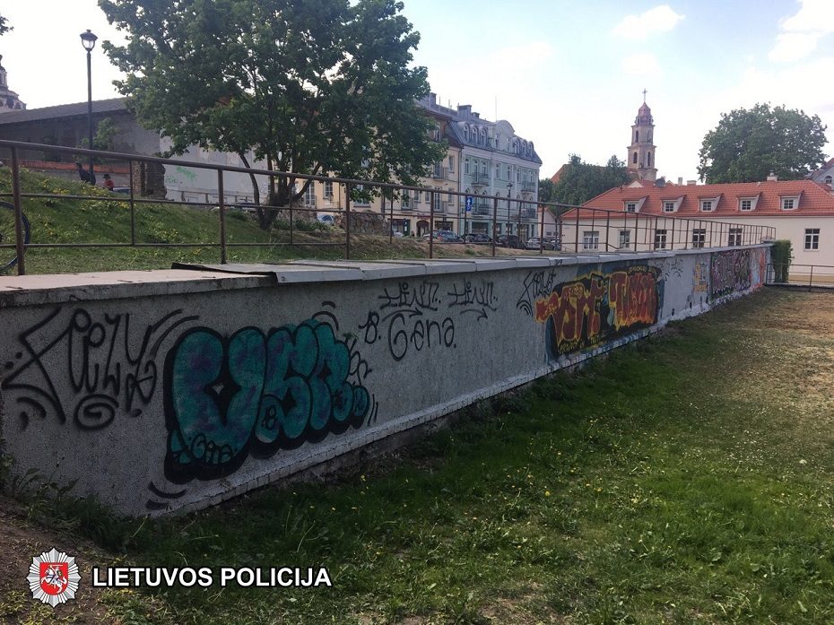 Sostinėje 61 pastatą apgadinęs devyniolikmetis grafitininkas stos prieš teismą