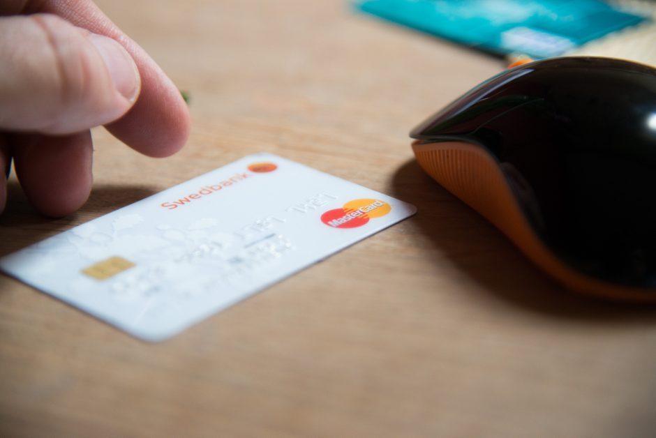 Įspėja vartotojus: savaitgalį galimi sutrikimai atsiskaitant „Swedbank“ kortelėmis