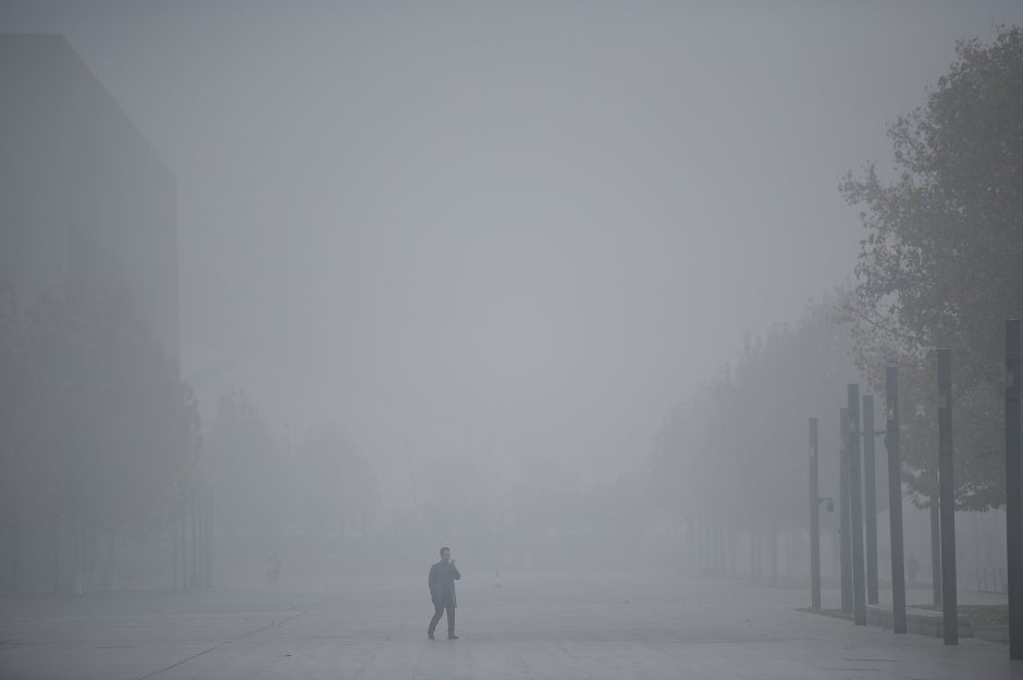 Pekiną gaubia tirštas smogas: kietųjų dalelių koncentracija normą viršija 10 kartų