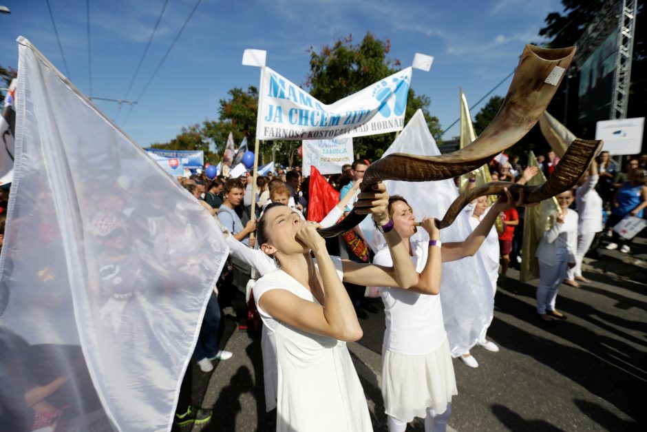 Slovakijoje dešimtys tūkstančių žmonių išėjo į gatves: protestavo prieš abortus