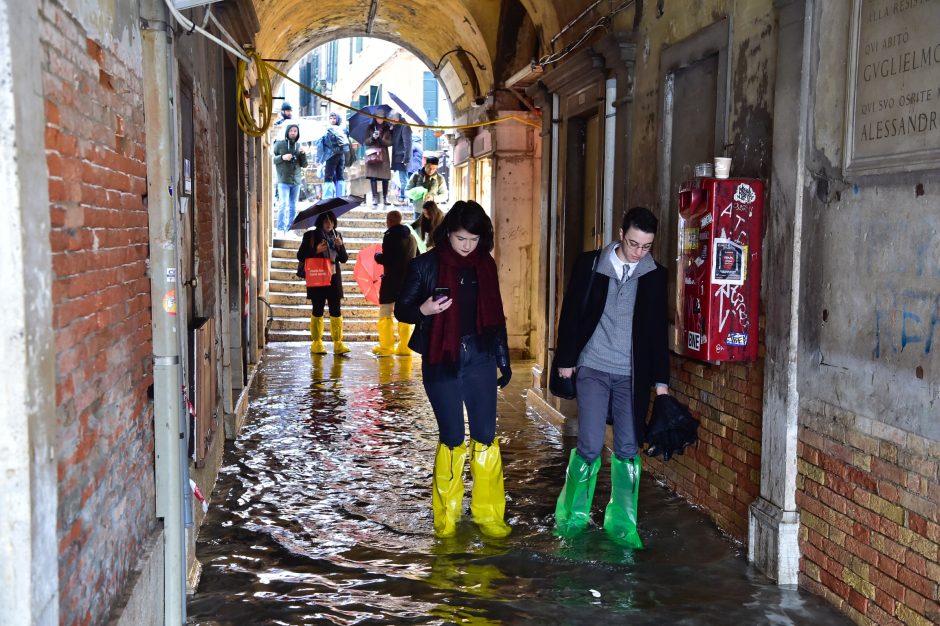 Venecijos gatves ir vėl apsėmė potvynis: sunerimę ir gyventojai, ir turistai