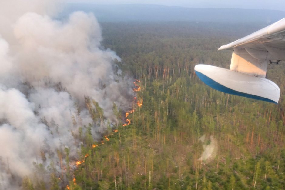 V. Putinas nurodė kariuomenei padėti gesinti Rusijos rytuose degančius miškus