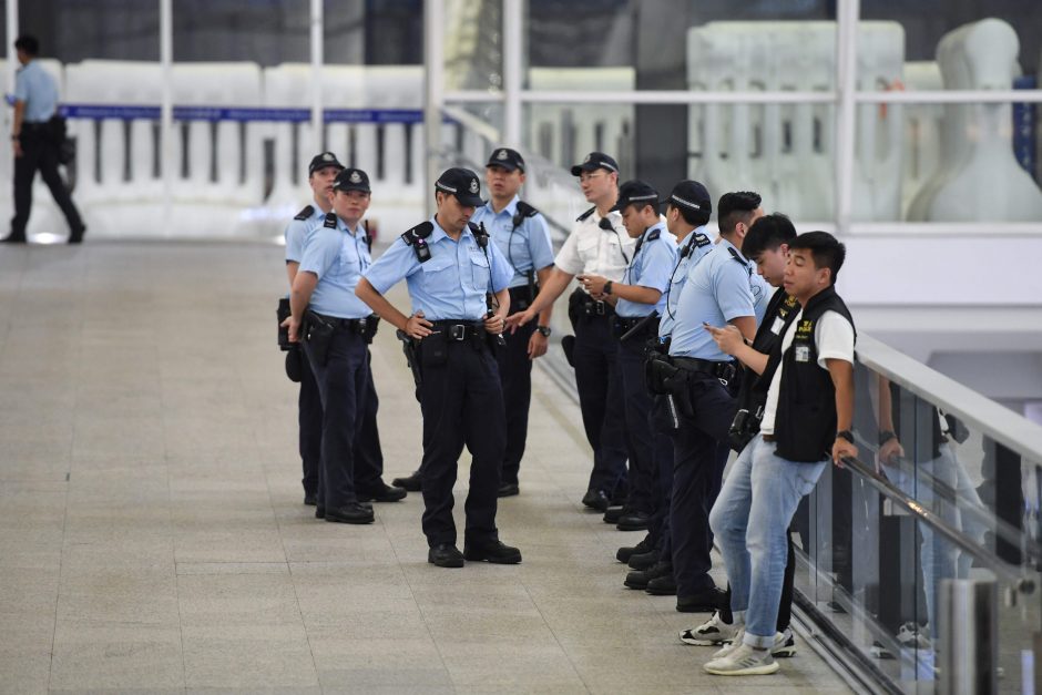 Sulaikyti du Honkongo policijos pareigūnai: ligoninėje mušė senyvo amžiaus žmogų