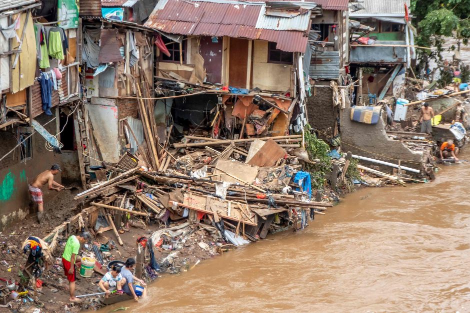 Indonezijoje po 43 gyvybes nusinešusio potvynio gelbėtojai ieško dingusiųjų