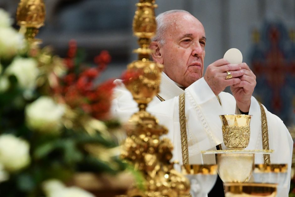 Popiežius ragina atmesti „pinigų dievą“ ir tarnauti ne sau, o kitiems