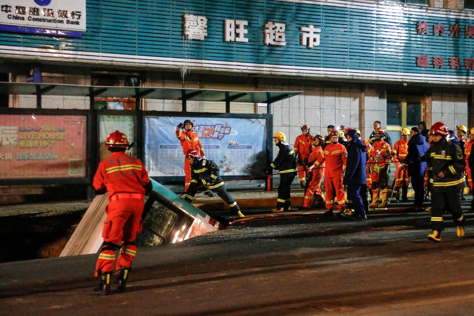 Kinijoje į atsivėrusią didžiulę duobę nugarmėjo autobusas, žuvo šeši žmonės