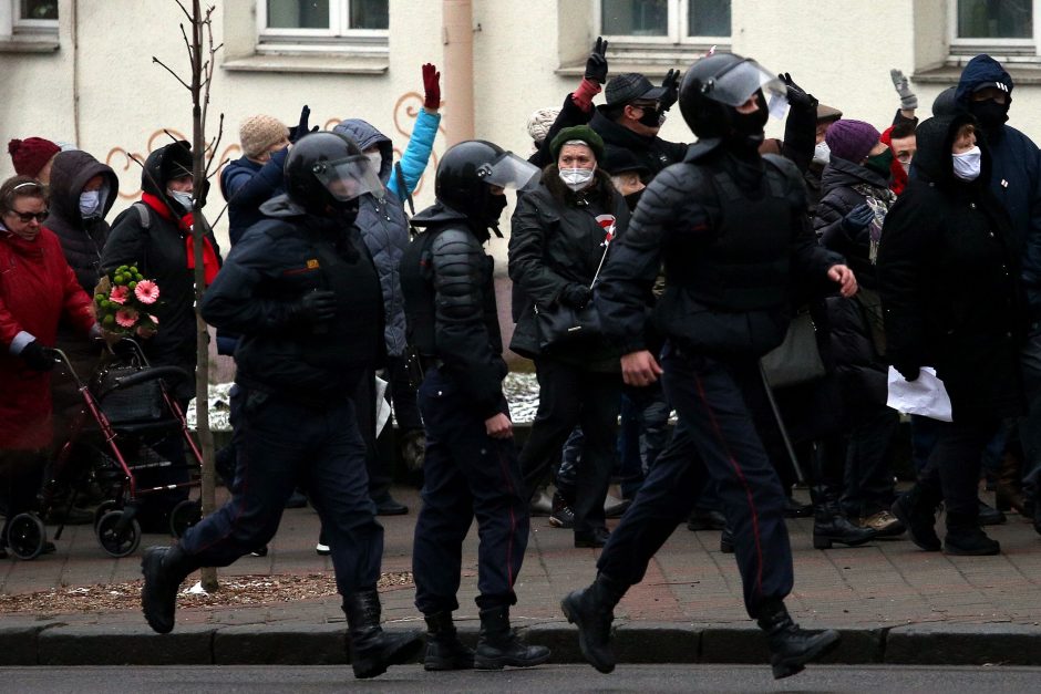 Minsko milicija skelbia savaitgalį per protestus sulaikiusi 30 žmonių