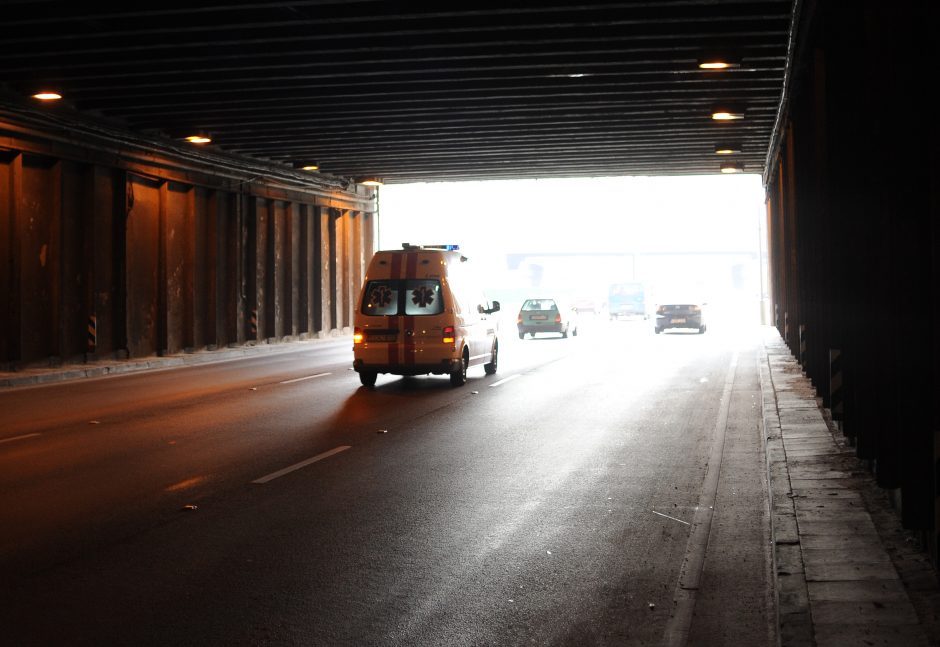 Vairuotojai, būkite atidūs: Geležinio Vilko gatvės tunelyje sugedo apšvietimas