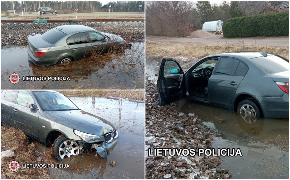 Kretingos rajone girtas BMW vairuotojas bėgo nuo policijos: nulaužė kelio ženklą ir įlėkė į griovį