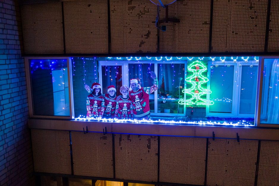 Vilniečiai įžiebia Kalėdas balkonuose: puošia varvekliais, saldainiais ir net Kalėdų Seneliais