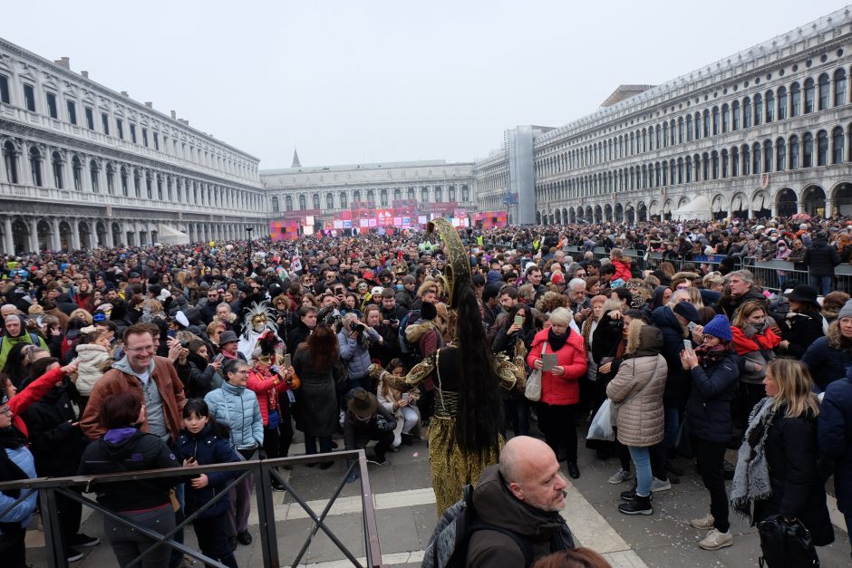 Iš Venecijos karnavalo – su „koronos“ karūna ant galvos